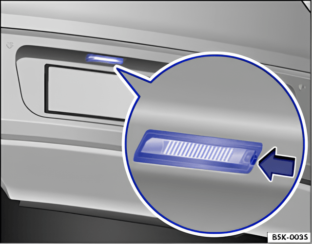 Rys. 188: W tylnym zderzaku: oświetlenie tablicy rejestracyjnej