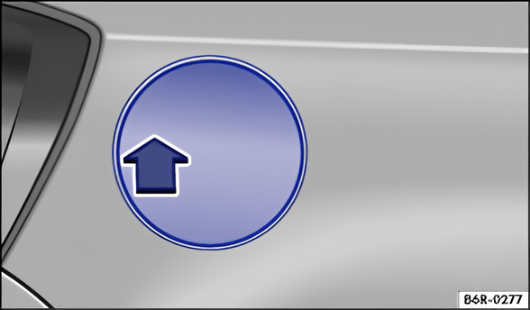 Rys. 132 W bocznej części z tyłu, z prawej strony: otwieranie pokrywy wlewu paliwa